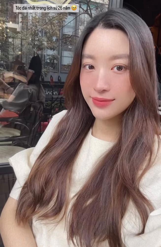 Đỗ Mỹ Linh đổi gu tóc tai từ cầu kỳ đến chân phương trong 26 năm-2