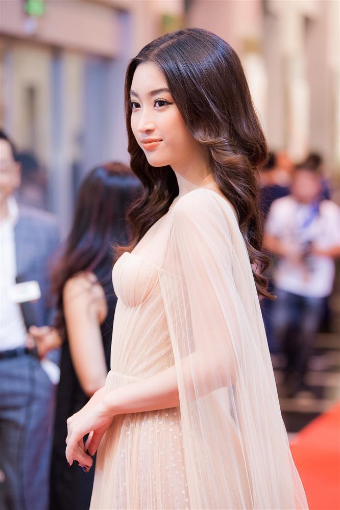 Đỗ Mỹ Linh đổi gu tóc tai từ cầu kỳ đến chân phương trong 26 năm-5