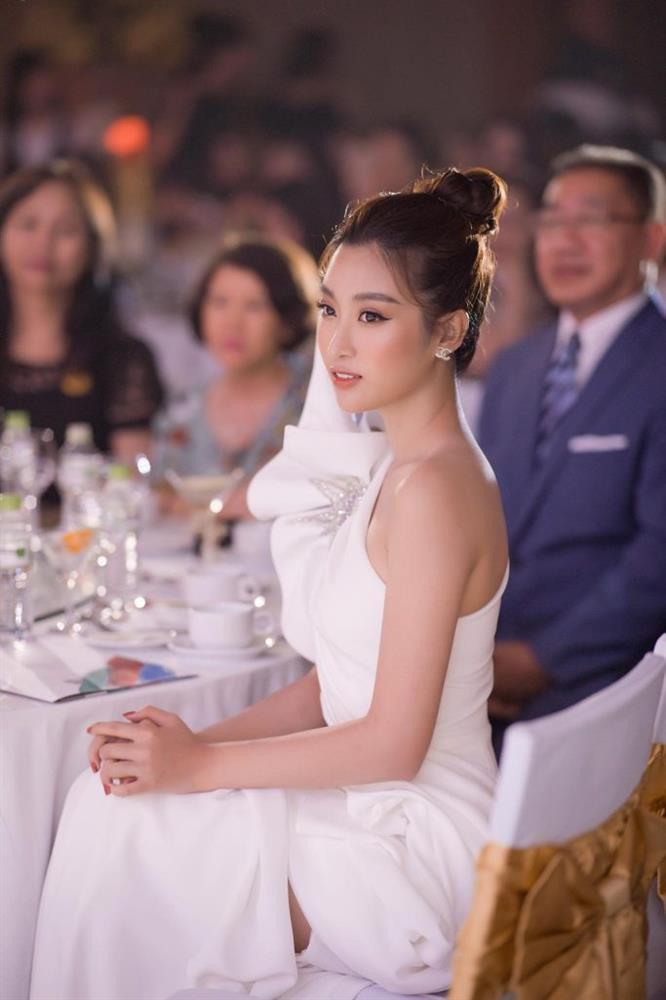 Đỗ Mỹ Linh đổi gu tóc tai từ cầu kỳ đến chân phương trong 26 năm-7