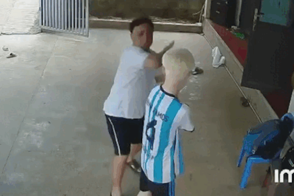 Triệu tập người đàn ông đánh đập dã man cậu bé 14 tuổi-2