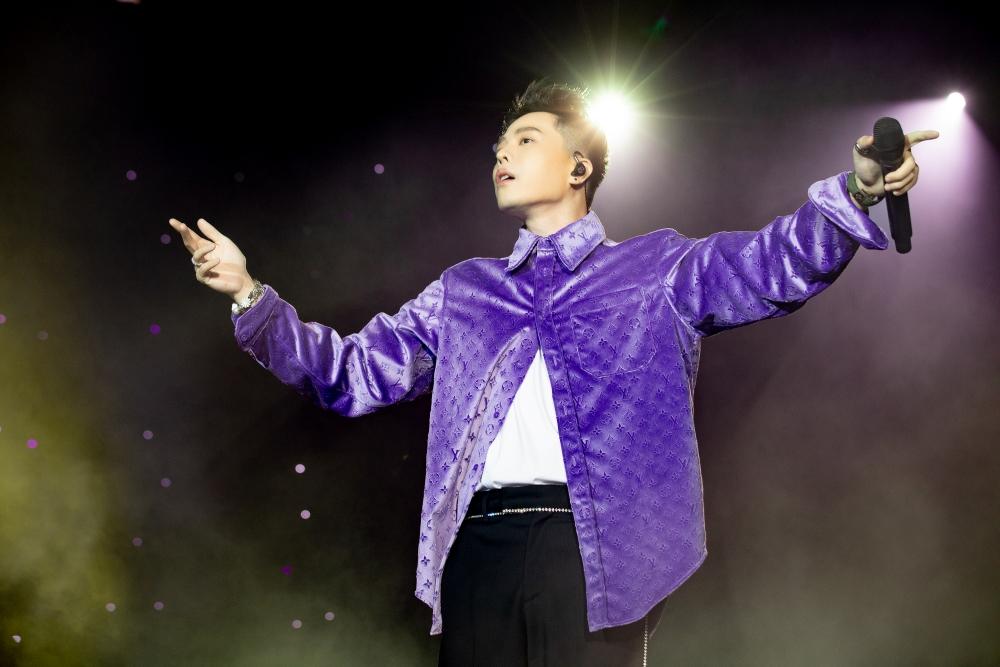 Biểu cảm tình thương mến thương của MONO khi hát cùng Trúc Nhân-1