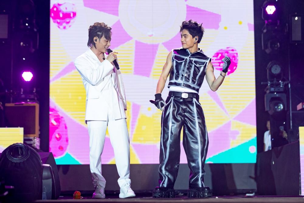 Biểu cảm tình thương mến thương của MONO khi hát cùng Trúc Nhân-2