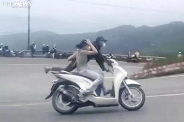 Khởi tố hai vợ chồng chạy xe SH làm xiếc trên đèo Hải Vân-4