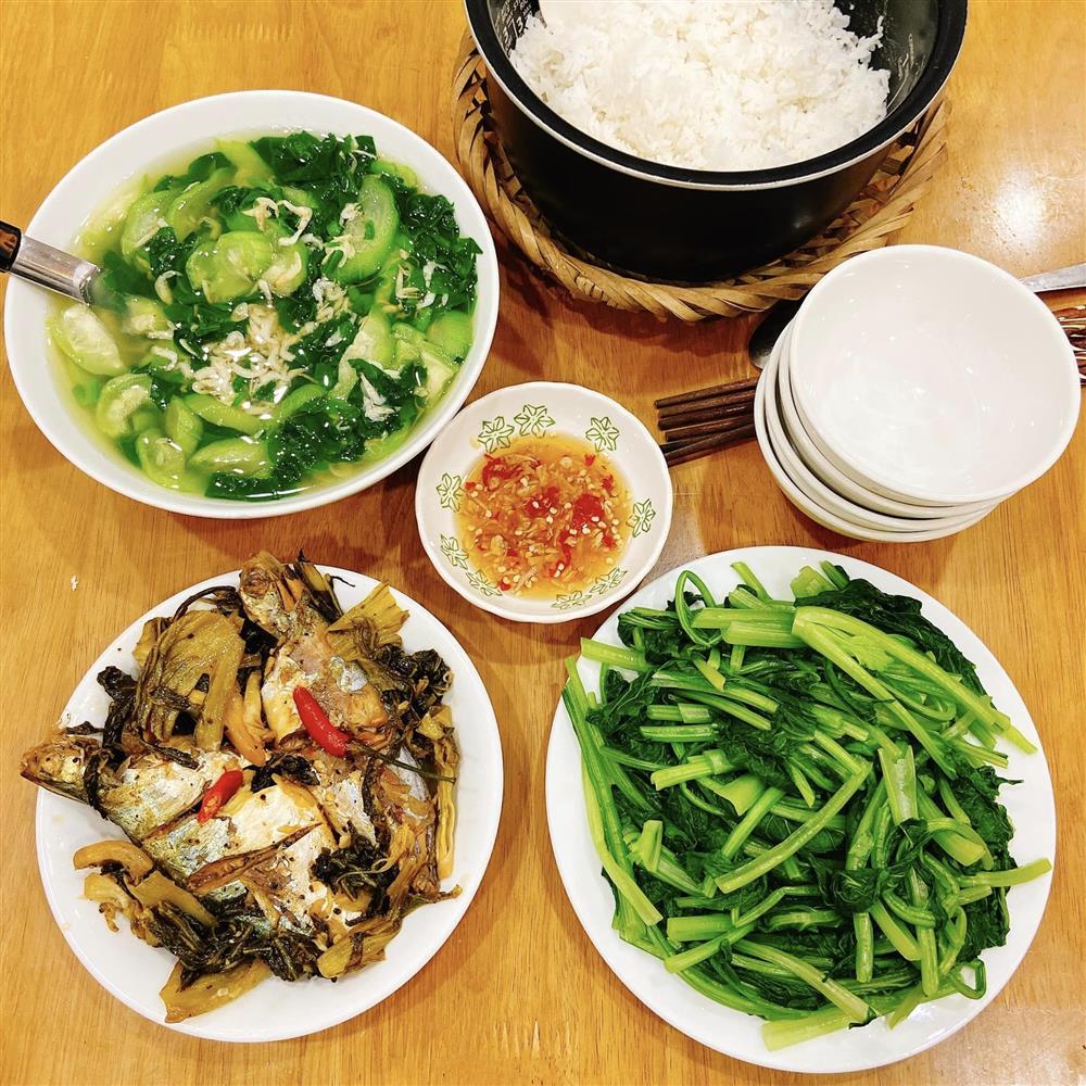 9x trổ tài nấu mâm cơm gia đình, nhìn thôi cũng đã con mắt-3