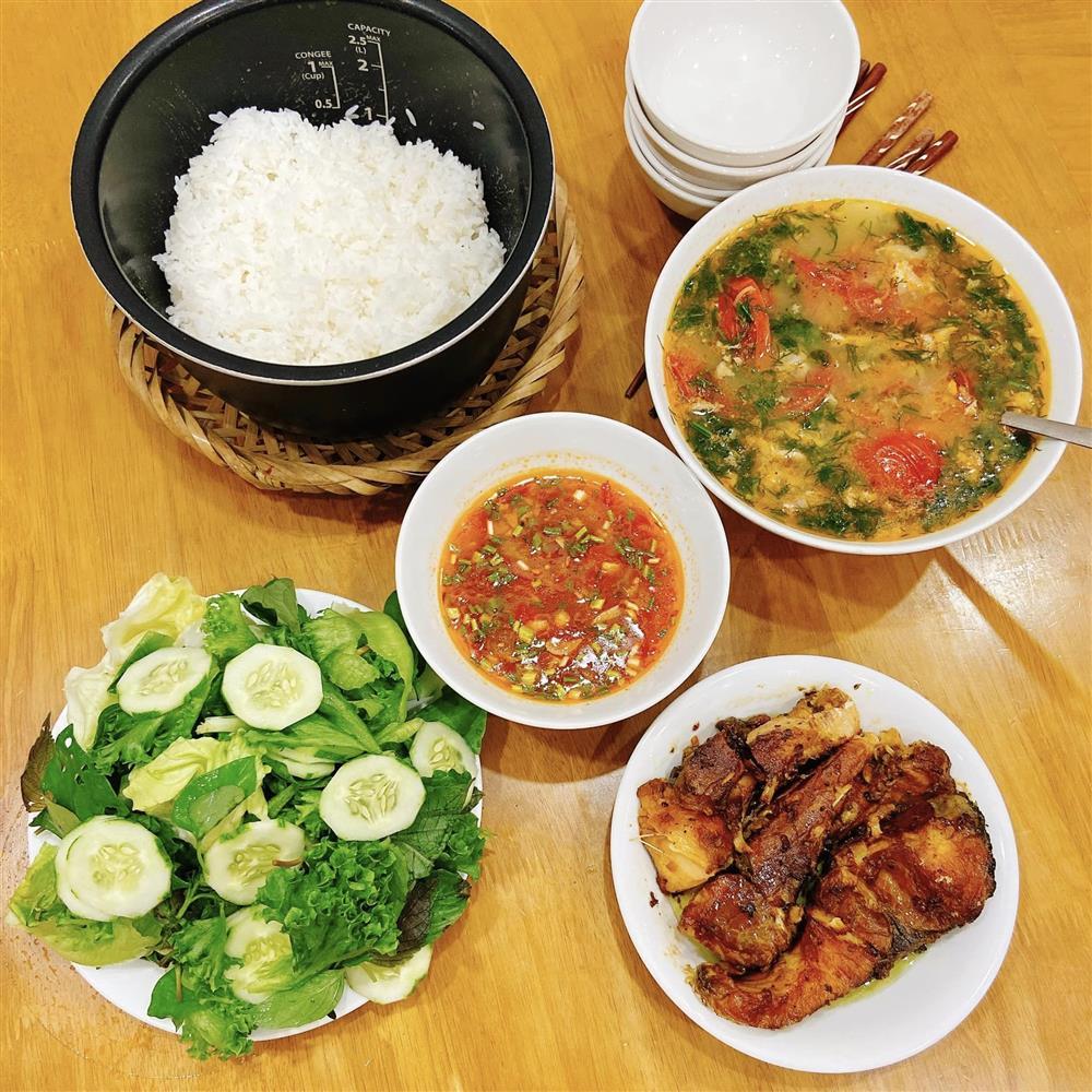 9x trổ tài nấu mâm cơm gia đình, nhìn thôi cũng đã con mắt-7