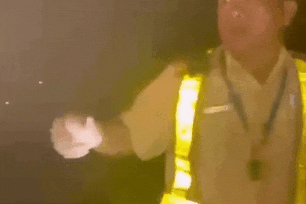 Khởi tố người đàn ông lái ô tô chạy quá tốc độ, giật bảng tên CSGT-2