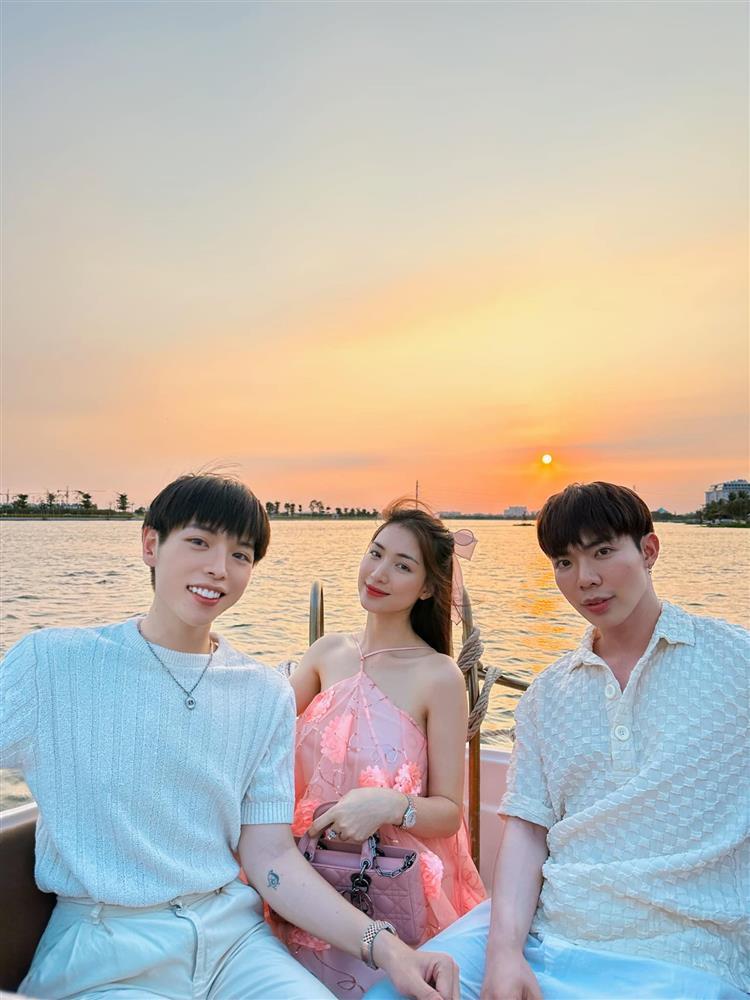 Hòa Minzy khoe visual ấn tượng, hé lộ 2 cậu em sống ảo-1