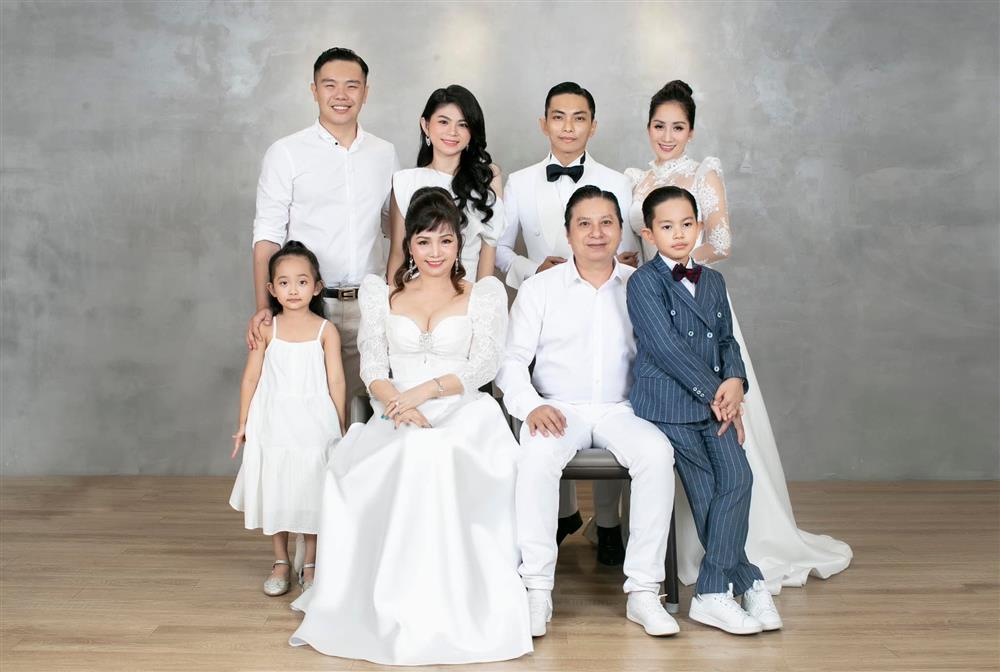 Phan Hiển khoe đại gia đình, nhan sắc mẹ ruột gây chú ý-3