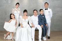 Phan Hiển khoe đại gia đình, nhan sắc mẹ ruột gây chú ý