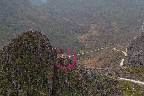 Những tai nạn thương tâm ở mỏm đá, suối thác do du khách mải 'sống ảo'