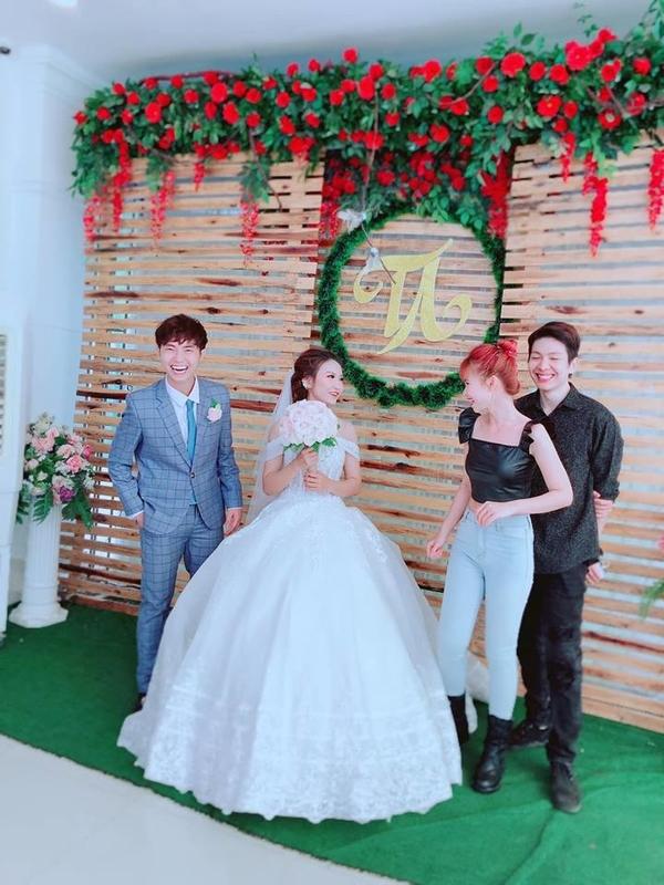 Khởi My chuộng trang phục khoe eo khi đi đám cưới-5