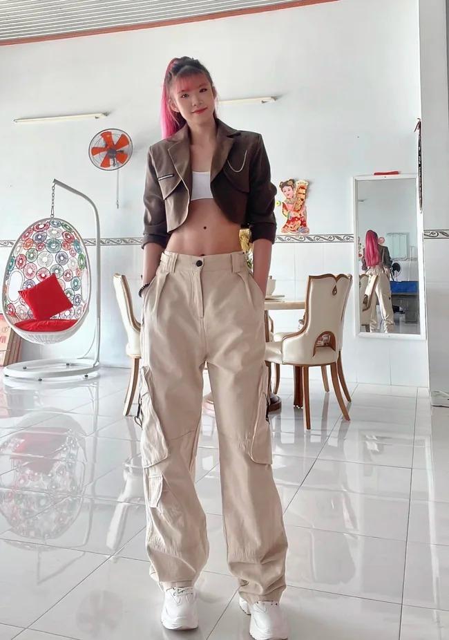 Khởi My chuộng trang phục khoe eo khi đi đám cưới-1