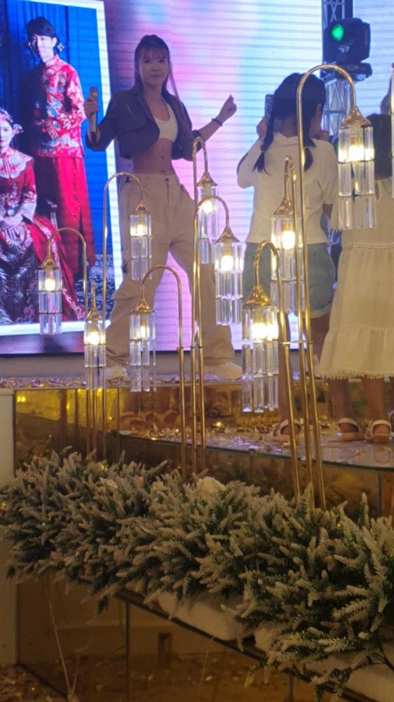 Khởi My chuộng trang phục khoe eo khi đi đám cưới-2