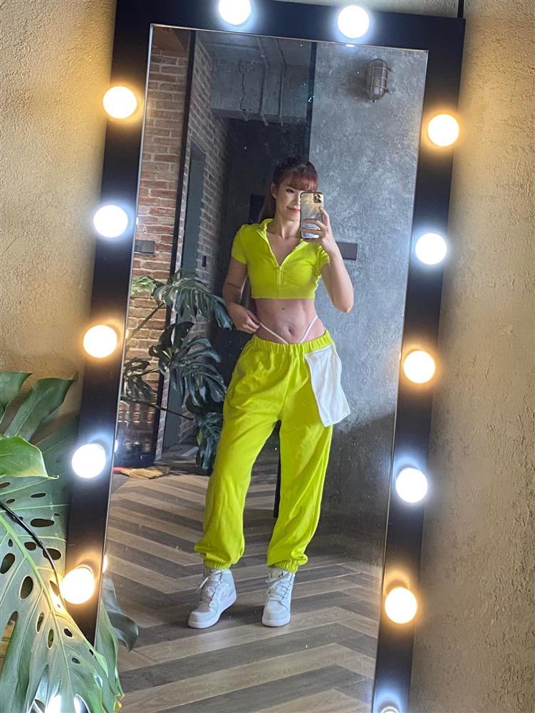 Khởi My chuộng trang phục khoe eo khi đi đám cưới-9