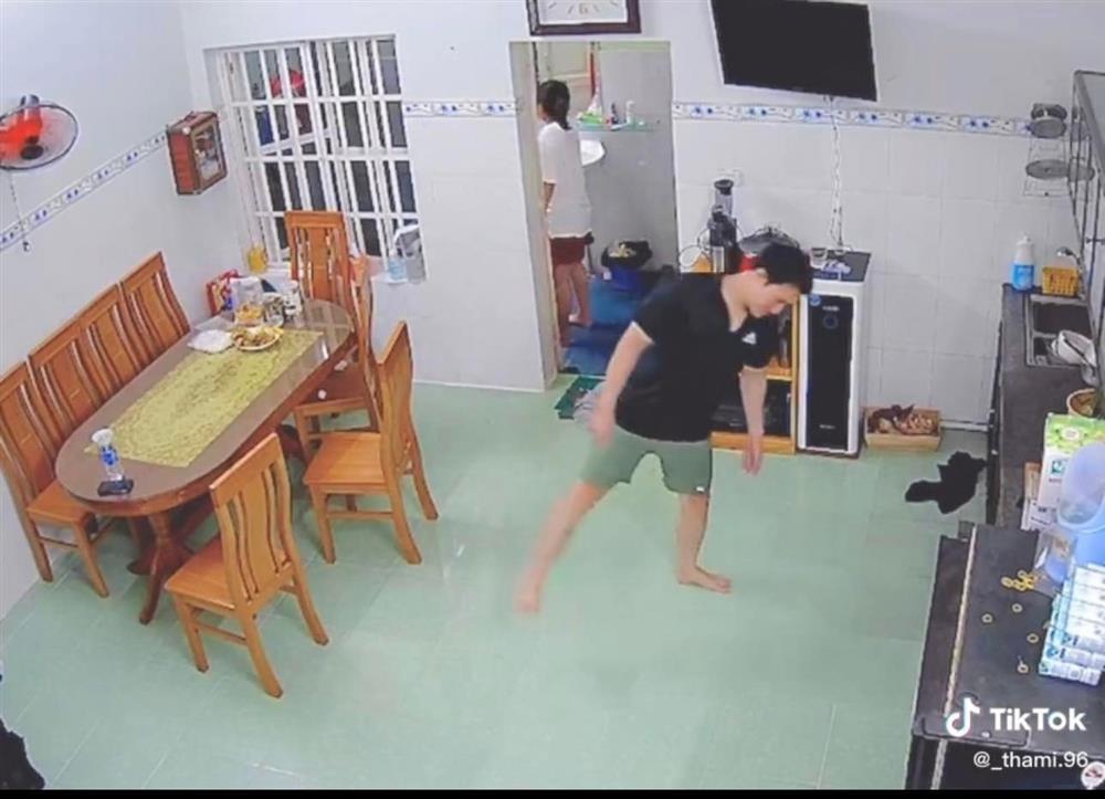 Vợ bụng bầu đi lại khó khăn, chồng cà khịa ai nấy phì cười-1