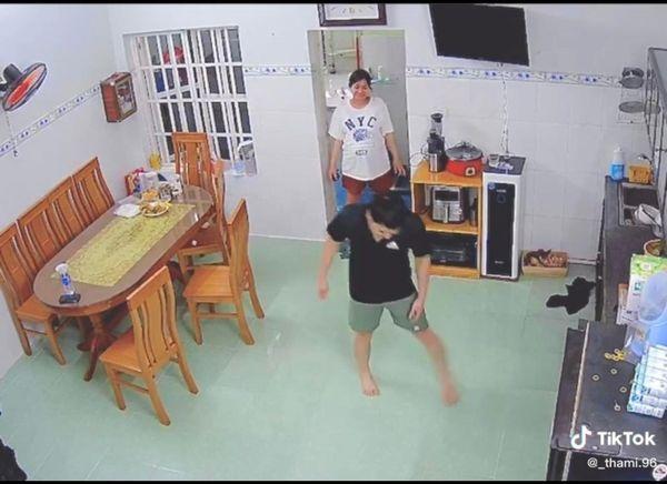 Vợ bụng bầu đi lại khó khăn, chồng cà khịa ai nấy phì cười-2