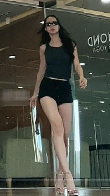 Cận cảnh đôi chân siêu thực của Hoa hậu cao chạm trần Bảo Ngọc-1