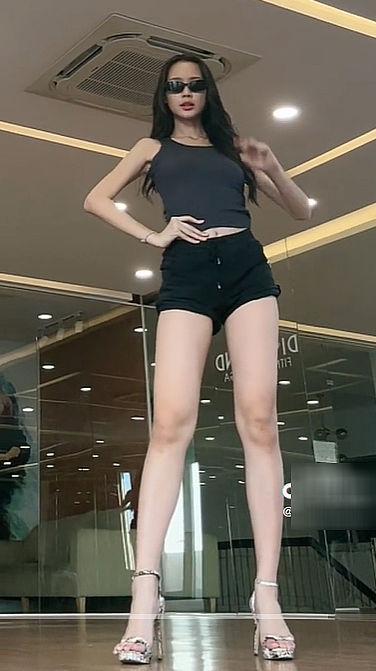 Cận cảnh đôi chân siêu thực của Hoa hậu cao chạm trần Bảo Ngọc-2