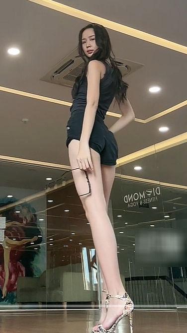Cận cảnh đôi chân siêu thực của Hoa hậu cao chạm trần Bảo Ngọc-4