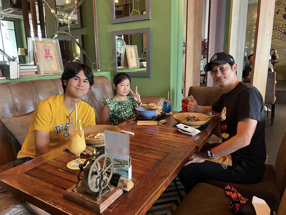 Bất ngờ ngoại hình cha con Huy Khánh ngày ấy - bây giờ-7