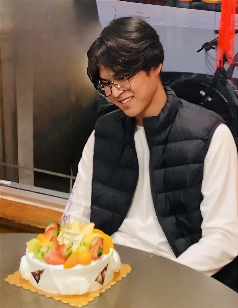 Bất ngờ ngoại hình cha con Huy Khánh ngày ấy - bây giờ-9