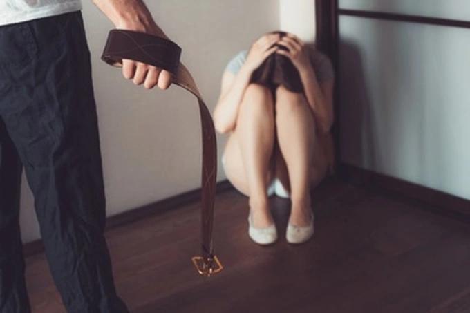 Chồng khóc lóc, quỳ xuống chân xin tha thứ sau mỗi lần đánh tôi-1