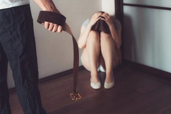 Tối nào vợ tôi cũng diện đồ đẹp ngắm nghía, khóc lóc trước gương-2