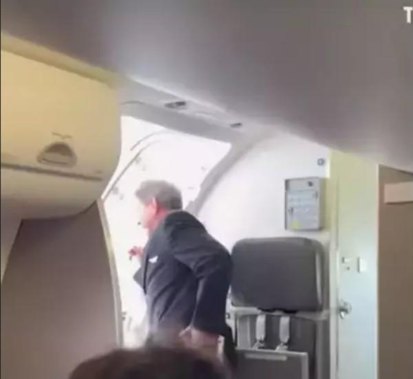 Tiếp viên cãi nhau làm chuyến bay hoãn 2 tiếng, khách vừa bực vừa buồn cười-1