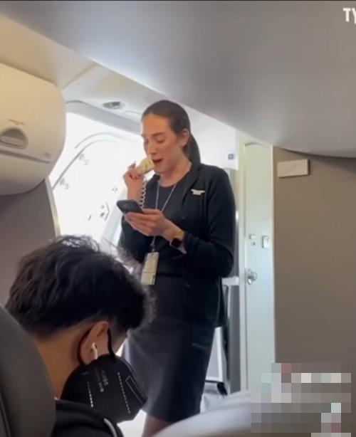 Tiếp viên cãi nhau làm chuyến bay hoãn 2 tiếng, khách vừa bực vừa buồn cười-3