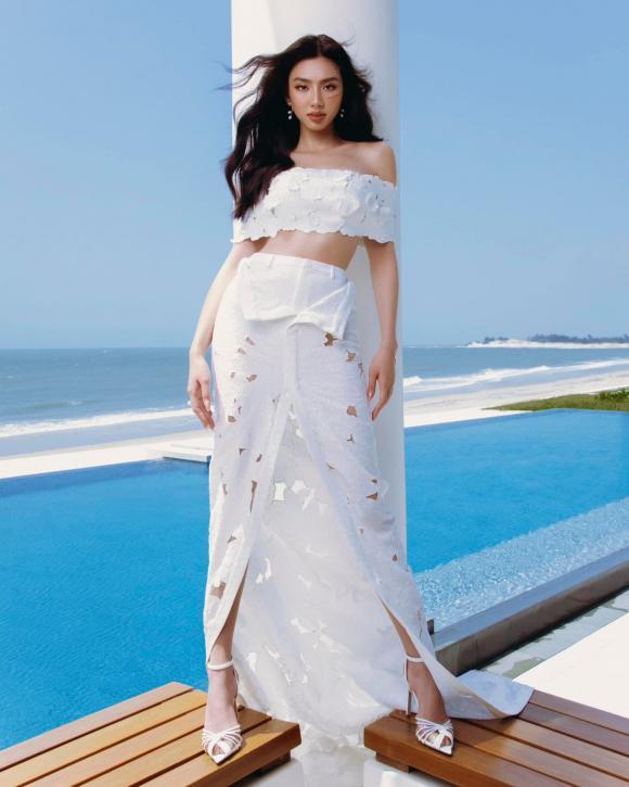 Thùy Tiên thả dáng với giày cao gót tài tình trên bãi đá-4