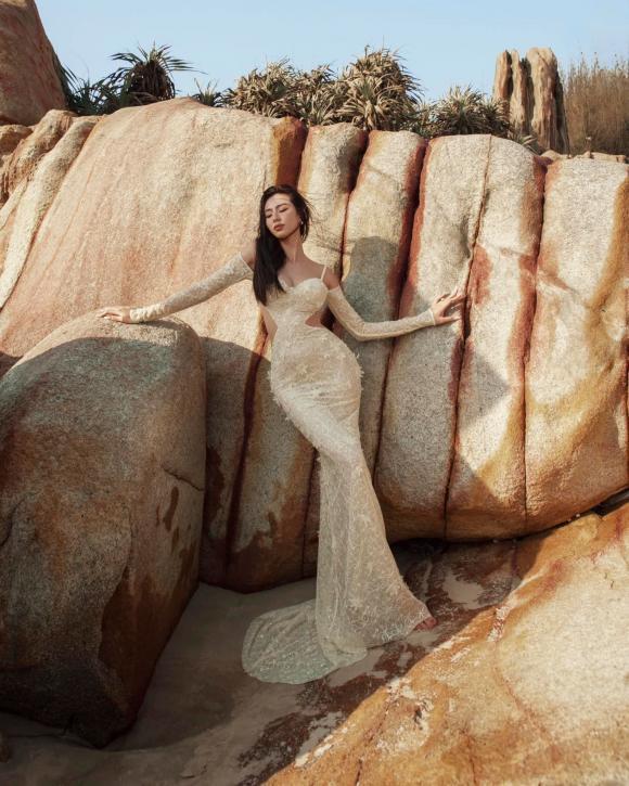 Thùy Tiên thả dáng với giày cao gót tài tình trên bãi đá-7