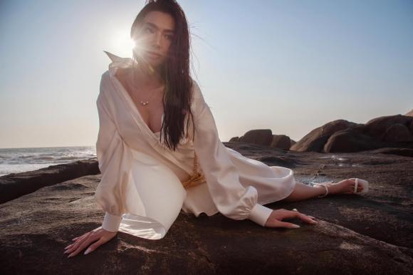 Thùy Tiên thả dáng với giày cao gót tài tình trên bãi đá-9