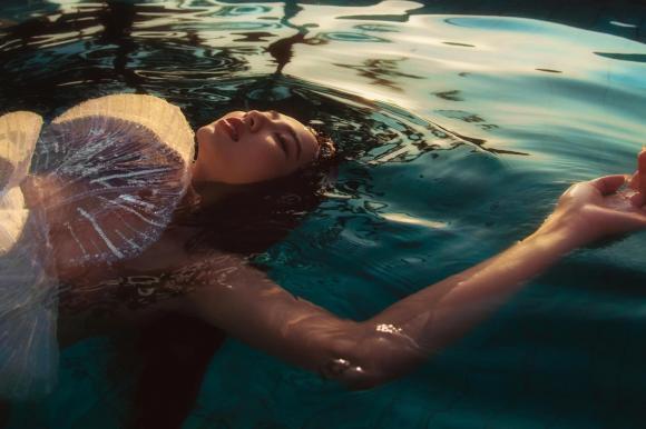 Thùy Tiên thả dáng với giày cao gót tài tình trên bãi đá-14