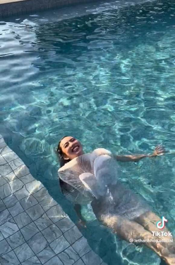 Thùy Tiên thả dáng với giày cao gót tài tình trên bãi đá-15