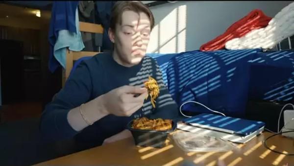 Ăn mì gà để tủ lạnh qua đêm, nam sinh phải phẫu thuật bỏ chân tay-1