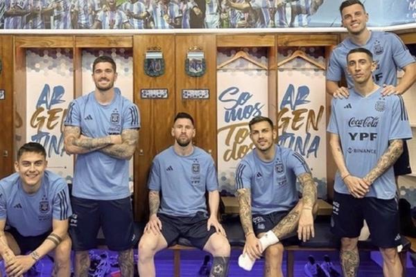 Phản ứng Messi khi bị hàng nghìn CĐV quây kín lúc ăn tối-3