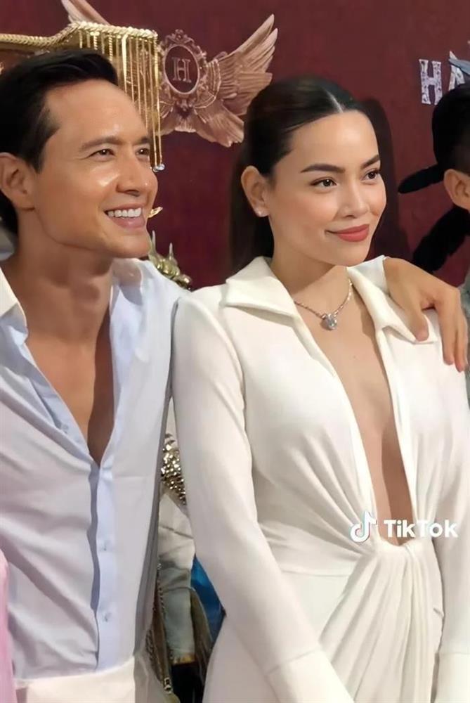 Diện váy xẻ sâu tới rốn, Hồ Ngọc Hà lộ body thật-2