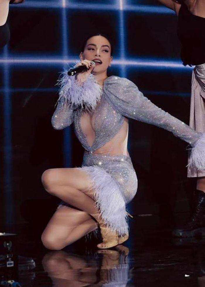 Diện váy xẻ sâu tới rốn, Hồ Ngọc Hà lộ body thật-4