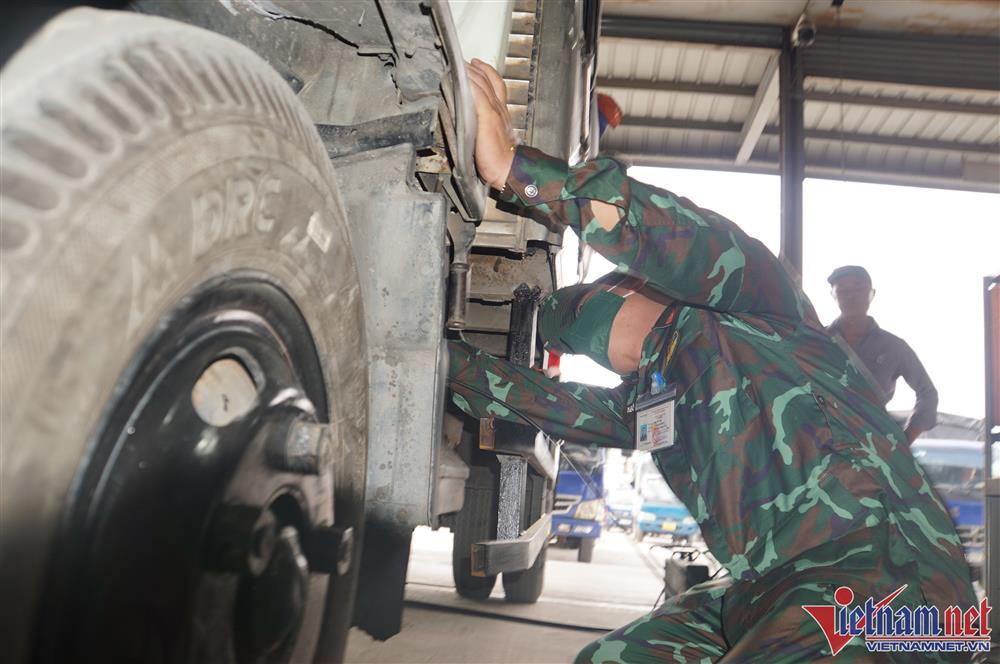 Ấn tượng ngày đầu bộ đội hỗ trợ kiểm định xe ở TP.HCM-2