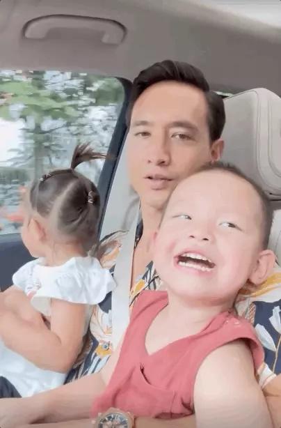 Biểu cảm gây sốt của con trai Hà Hồ khi được bố dạy tiếng Việt-1