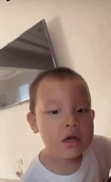 Biểu cảm gây sốt của con trai Hà Hồ khi được bố dạy tiếng Việt-2