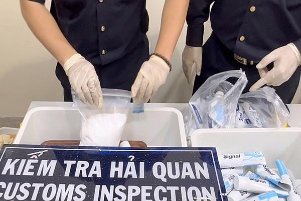 Dù được trả tự do, 4 nữ tiếp viên sẽ không được bay-2