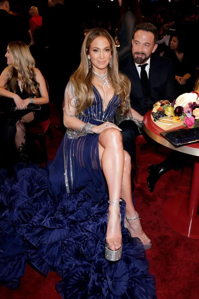 Jennifer Lopez tự tin chụp hình gợi cảm ở tuổi 54-4