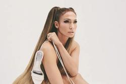 Jennifer Lopez tự tin chụp hình gợi cảm ở tuổi 54
