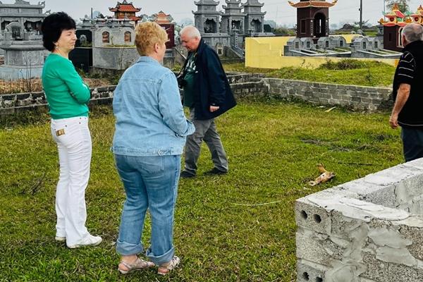 Kèn cựa nhau cả ở nghĩa trang, mộ sau phải hoành tráng hơn mộ trước-2