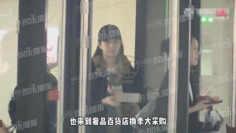 Lưu Diệc Phi ăn vận kín mít nhưng vẫn tỏa sáng chốn đông người-1