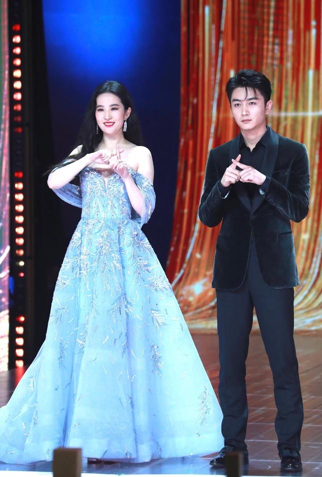 Lưu Diệc Phi ăn vận kín mít nhưng vẫn tỏa sáng chốn đông người-2