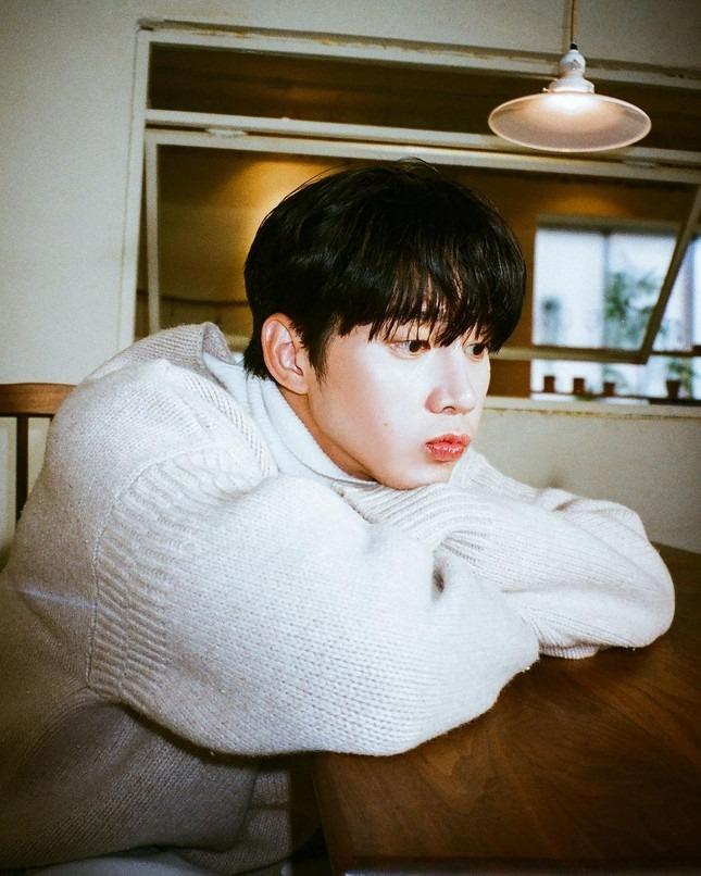 Ác nam The Glory gây sốt với ảnh thời diễn viên kịch: Hao hao Jinyoung (GOT7)-6