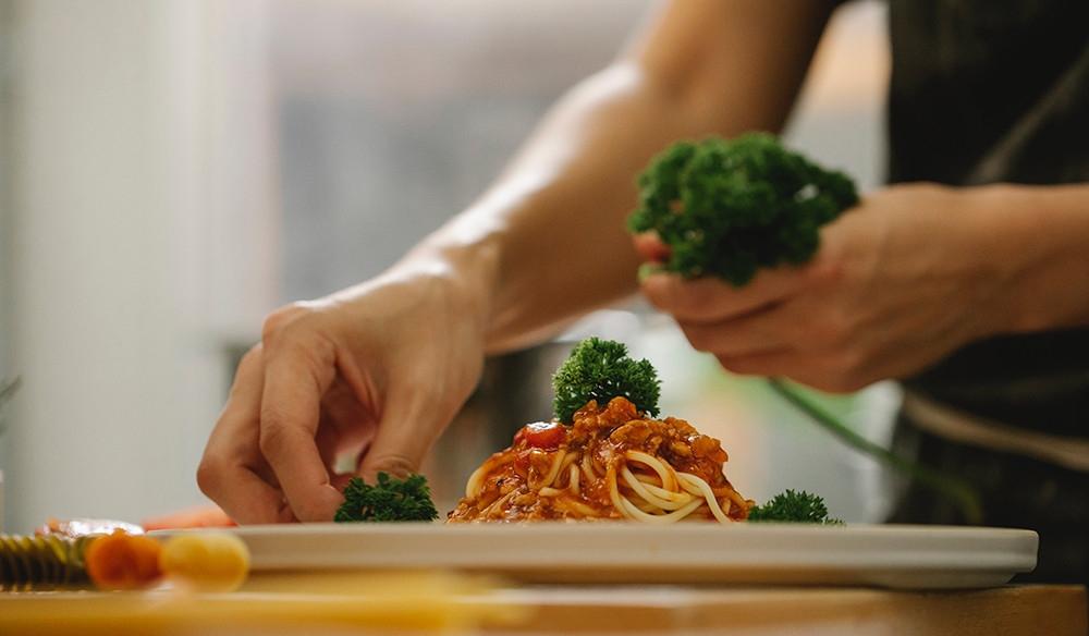 Con dâu ăn chay trường ở cữ, đến bữa cơm mẹ chồng làm điều bất ngờ-1