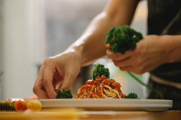 Về quê thăm mẹ chồng, tôi ngỡ ngàng khi bà trả tôi một xấp tiền-2